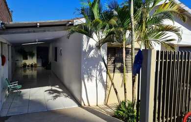 Imagem: A casa possui 4 Dormitórios, 4 Banheiros, 3 Vagas na garagem