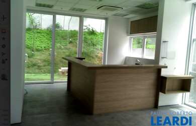 Imagem: O depósito possui 5 Vagas na garagem, 1.080m² de Área e