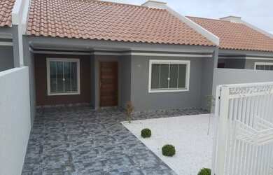 Imagem: A casa possui 2 Dormitórios, 2 Banheiros, 2 Vagas na garagem