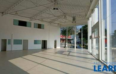 Imagem: O depósito possui 5 Vagas na garagem e 657m² de Área e está