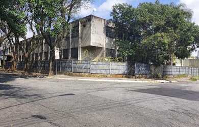 Imagem: O depósito possui 2423m² de Área e está localizado em Água