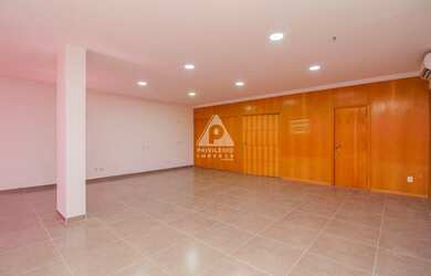 Imagem: O depósito possui 3 Vagas na garagem e 110m² de Área e está