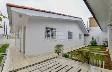 Imagem: A casa possui 3 Dormitórios, 1 Banheiro, 1 Vaga na garagem