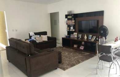 Imagem: A casa possui 3 Dormitórios, 2 Banheiros, 2 Vagas na garagem