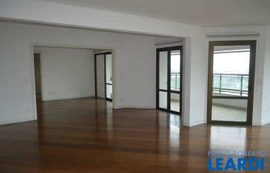 Imagem: O apartamento possui 4 Dormitórios, 5 Banheiros, 2 Vagas na