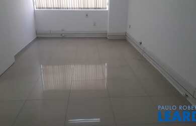 Imagem: O depósito para alugar possui 1 Vaga na garagem e 90m² de