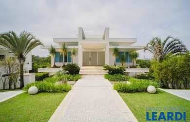 Imagem: A casa em condomínio possui 5 Dormitórios, 5 Banheiros, 5