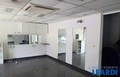 Imagem: O depósito possui 4 Vagas na garagem, 600m² de Área e está