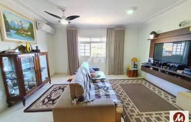 Imagem: A casa possui 2 Dormitórios, 2 Banheiros, 4 Vagas na garagem