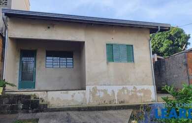 Imagem: A casa possui 2 Dormitórios, 1 Banheiro, 2 Vagas na garagem