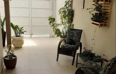 Imagem: A casa possui 3 Dormitórios, 2 Banheiros, 2 Vagas na garagem