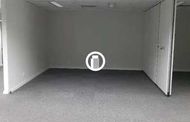 Imagem: O depósito possui 5 Vagas na garagem, 775m² de Área e está