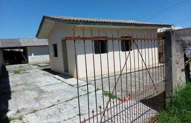 Imagem: A casa possui 2 Dormitórios, 1 Banheiro, 2 Vagas na garagem