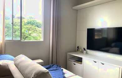 Imagem: O apartamento possui 2 Dormitórios, 1 Banheiro, 1 Vaga na garagem