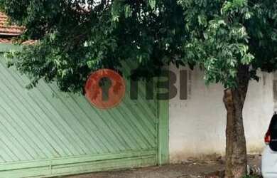 Imagem: A casa possui 2 Dormitórios, 1 Banheiro, 2 Vagas na garagem