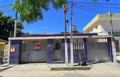 Imagem: A casa possui 3 Dormitórios, 2 Banheiros, 2 Vagas na garagem