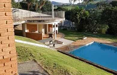 Imagem: A casa possui 3 Dormitórios, 4 Banheiros, 2 Vagas na garagem