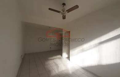 Imagem: O apartamento possui 1 Dormitório, 1 Banheiro, 1 Vaga na garagem