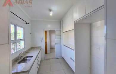 Imagem: A casa em condomínio para alugar possui 3 Dormitórios, 2 Banheiros