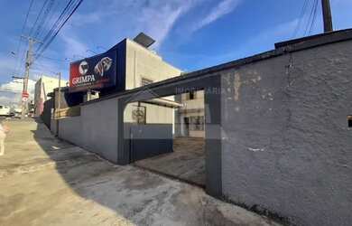 Imagem: A casa possui 1 Dormitório, 2 Banheiros, 1 Vaga na garagem