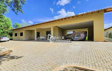 Imagem: A casa em condomínio possui 4 Dormitórios, 4 Banheiros, 5