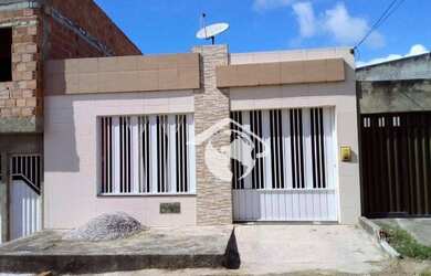 Imagem: A casa possui 3 Dormitórios, 2 Banheiros, 1 Vaga na garagem