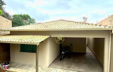 Imagem: A casa possui 3 Dormitórios, 2 Banheiros, 2 Vagas na garagem