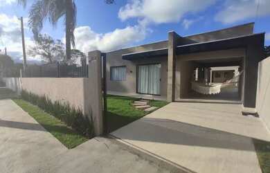 Imagem: A casa possui 4 Dormitórios, 3 Banheiros, 3 Vagas na garagem