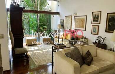 Imagem: A casa possui 3 Dormitórios, 3 Banheiros, 4 Vagas na garagem