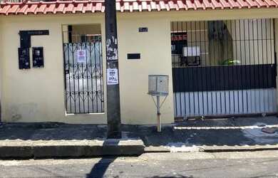 Imagem: A casa possui 4 Dormitórios, 3 Banheiros, 1 Vaga na garagem