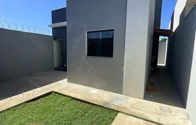 Imagem: A casa possui 3 Dormitórios, 1 Banheiro, 1 Vaga na garagem