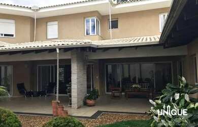 Imagem: A casa em condomínio possui 5 Dormitórios, 5 Banheiros, 4