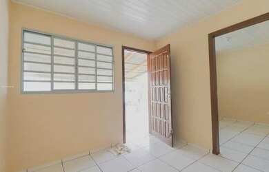 Imagem: A casa possui 2 Dormitórios, 2 Banheiros, 2 Vagas na garagem