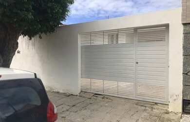 Imagem: A casa possui 2 Dormitórios, 1 Banheiro, 1 Vaga na garagem