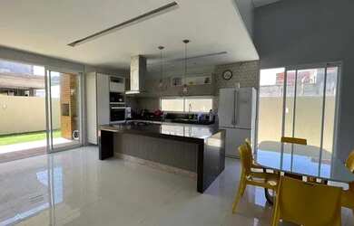 Imagem: A casa possui 4 Dormitórios, 3 Banheiros, 4 Vagas na garagem