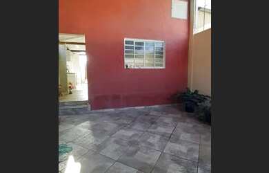 Imagem: A casa possui 2 Dormitórios, 1 Banheiro, 1 Vaga na garagem