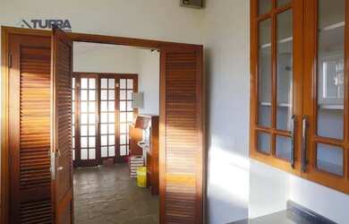 Imagem: A casa possui 3 Dormitórios, 3 Banheiros, 4 Vagas na garagem