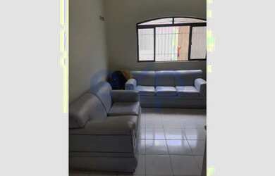 Imagem: A casa possui 4 Dormitórios, 5 Banheiros, 4 Vagas na garagem