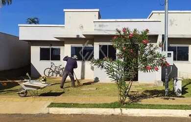 Imagem: A casa possui 3 Dormitórios, 2 Banheiros, 2 Vagas na garagem