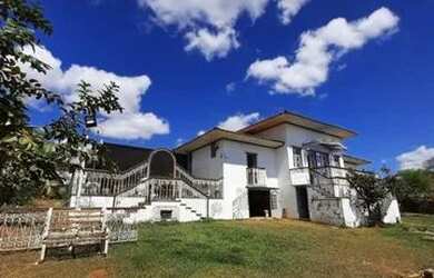 Imagem: A casa possui 4 Dormitórios, 5 Banheiros, 5 Vagas na garagem