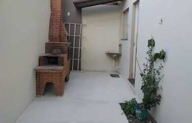 Imagem: A casa possui 2 Dormitórios, 2 Banheiros, 1 Vaga na garagem