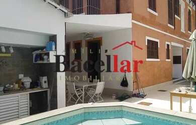 Imagem: A casa possui 5 Dormitórios, 4 Banheiros, 3 Vagas na garagem