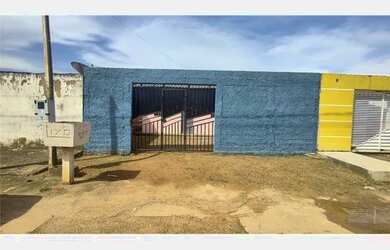 Imagem: A casa possui 2 Dormitórios, 1 Banheiro, 2 Vagas na garagem