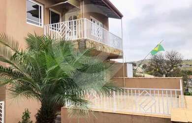 Imagem: A casa possui 5 Dormitórios, 5 Banheiros, 3 Vagas na garagem