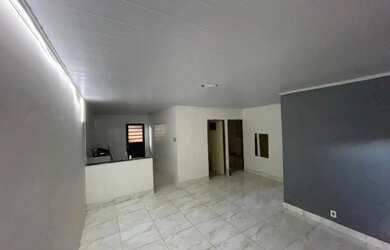 Imagem: A casa possui 3 Dormitórios, 2 Banheiros, 2 Vagas na garagem