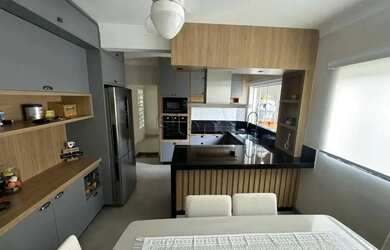 Imagem: A casa possui 3 Dormitórios, 2 Banheiros, 3 Vagas na garagem