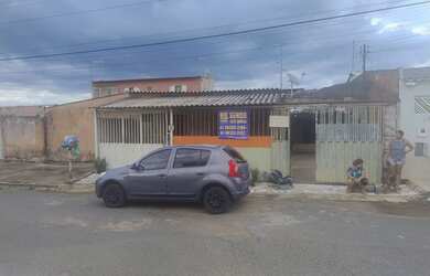 Imagem: A casa possui 4 Dormitórios, 2 Banheiros, 2 Vagas na garagem