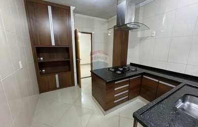 Imagem: A casa possui 1 Dormitório, 1 Banheiro, 3 Vagas na garagem