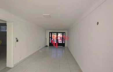 Imagem: O depósito possui 2 Vagas na garagem e 262m² de Área e está