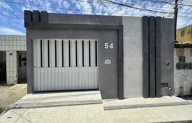 Imagem: A casa possui 4 Dormitórios, 2 Banheiros, 2 Vagas na garagem